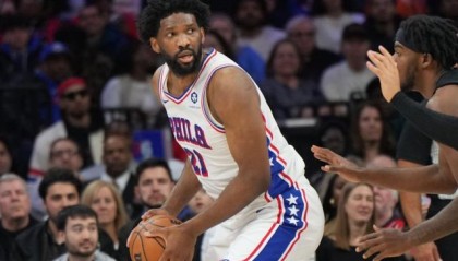 开云-76人崩塌！揭秘恩比德膝伤：若动手术需休养1-2年