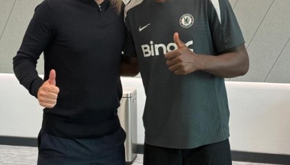 kaiyun-厄瓜多尔主帅贝卡切斯现场观看切尔西比赛，与凯塞多合影