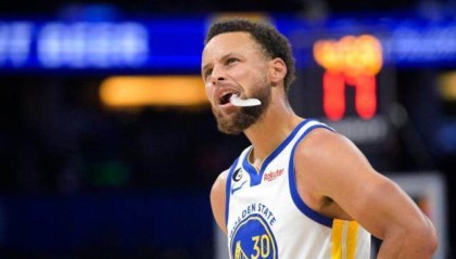 库里正打出生涯最佳开局 勇士却依旧深陷连败漩涡