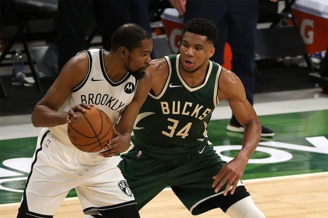 1631675759731066894.jpg Giannis-Antetokounmpo-r-guards-Kevin-Durant..jpg